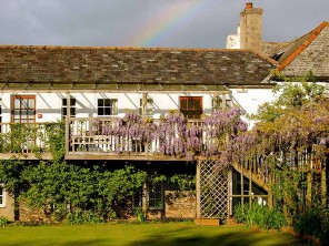 Charming Apartment for 4 at the Heart of a Country Estate with Tennis and Pool near Dittisham, Devon, England